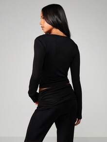 MISSGUIDED Top de manga larga con cuello en V y estilo envolvente, de ajuste relajado y corto, en color negro - Negro - Ver 2