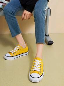 Tenis unisex estampados tipo canvas para mujer, hombre diseño moderno y versátil; perfectos para un look urbano, casual y lleno de personalidad. Ideales para combinar con jeans, pantalones, shorts y vestidos, brindando comodidad, soporte y un toque creativo en tu día a día, escuela, trabajo, viajes y actividades al aire libre. Disponibles en variedad de estampados para expresar tu estilo único. - Amarillo - Ver 2