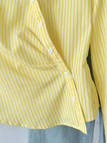 SHEIN 青少年女孩宽松休闲简约舒适日常休闲学院风优雅合身编织条纹翻领纽扣前部不对称下摆褶饰衬衫上衣，返校装