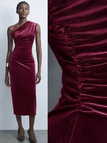 Maija Vestido feminino de veludo bordô liso com ombros assimétricos e cintura marcada, ideal para o dia a dia urbano, negócios e ocasiões casuais. Perfeito para festas de Natal e Ano Novo.