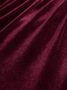 Maija Vestido feminino de veludo bordô liso com ombros assimétricos e cintura marcada, ideal para o dia a dia urbano, negócios e ocasiões casuais. Perfeito para festas de Natal e Ano Novo.