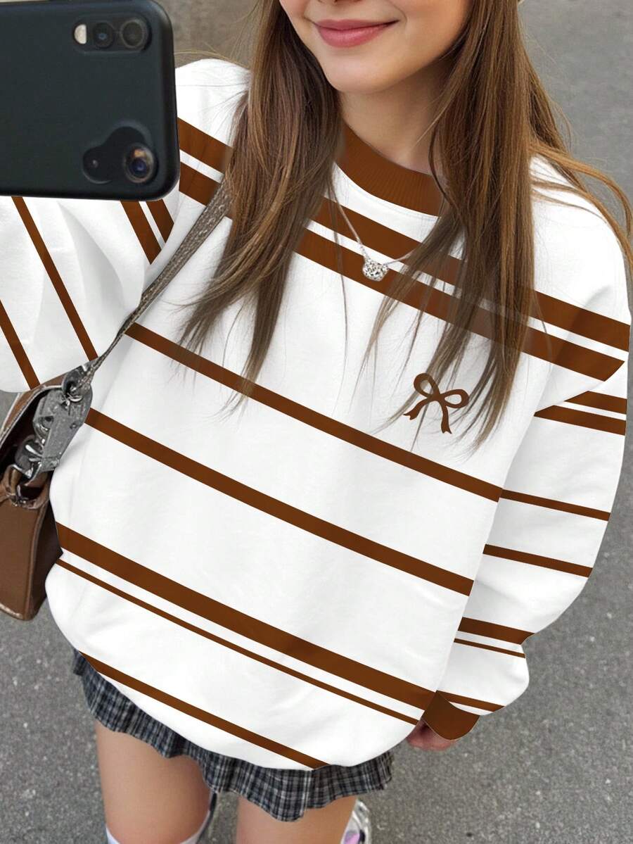 SHEIN Leap Crew 少女简约蝴蝶结棕色条纹印花宽松圆领长袖卫衣,适合日常休闲、街头风、度假休闲、校园生活、舒适季节、秋冬季节,轻松舒适,秋冬叠穿,时尚休闲,条纹图案,新年秋冬时尚,秋季新款,冬季潮流 - 彩色 - 查看 1