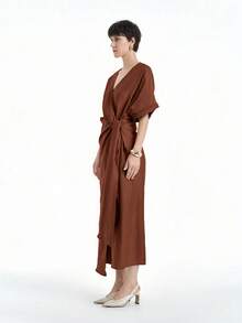 Aalyst 土色调杏色休闲女式宽松 V 领裹身长裙，落肩袖，舒适的天然面料，适合春夏季