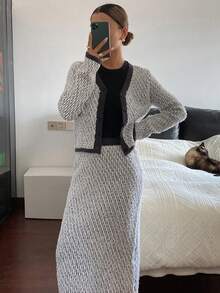 DAZY Conjunto de 2 piezas casual y elegante para mujer, compuesto por un cárdigan de manga larga de cuello en V holgado con contraste de blanco y negro, y una falda larga recta gruesa para otoño/invierno