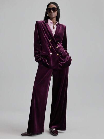 Ontre 女士深紫色面料高端舒适西装外套，带口袋，宽松直筒H字版型，饰以金属纽扣，四季皆宜，是精致都市休闲商务装的必备单品，也是高品质机场时尚之选。适合各种场合，包括派对、婚礼、情人节等。这款紫色西装套装设计高端优雅，复古邮轮婚礼宾客礼服也同样适用。