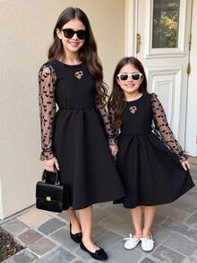 Vestido negro de manga larga para niña con malla con forma de corazón - Negro - Ver 3