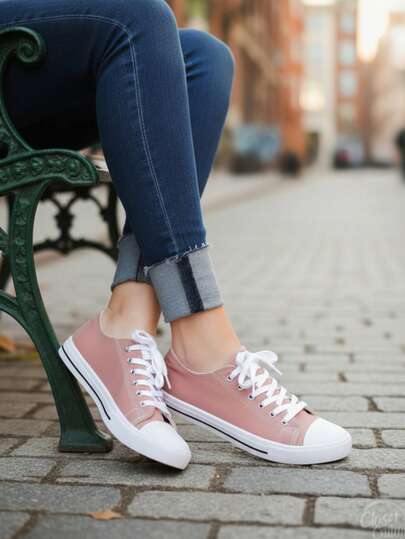 Tenis unisex estampados tipo canvas para mujer, hombre diseño moderno y versátil; perfectos para un look urbano, casual y lleno de personalidad. Ideales para combinar con jeans, pantalones, shorts y vestidos, brindando comodidad, soporte y un toque creativo en tu día a día, escuela, trabajo, viajes y actividades al aire libre. Disponibles en variedad de estampados para expresar tu estilo único.