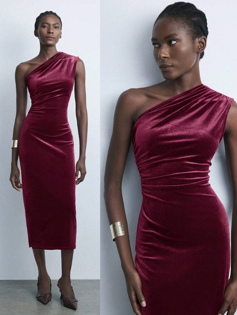 Maija Vestido feminino de veludo bordô liso com ombros assimétricos e cintura marcada, ideal para o dia a dia urbano, negócios e ocasiões casuais. Perfeito para festas de Natal e Ano Novo.