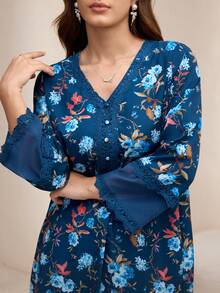 Yasmyna V领雪纺蕾丝拼布花卉印花连衣裙（配头巾） - 藍色 - 查看 6