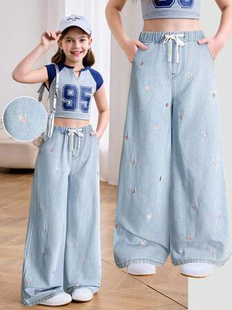 Jeans sueltos de denim azul claro con cintura elástica y cordón, con patrones bordados en forma de corazón rosa, para niñas preadolescentes. Ropa informal y casual, apta para uso diario, invierno, otoño, festivales y atuendos de calle para niñas preadolescentes