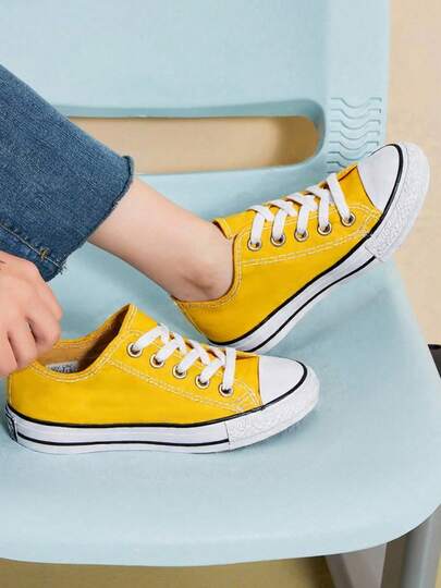 Tenis unisex estampados tipo canvas para mujer, hombre diseño moderno y versátil; perfectos para un look urbano, casual y lleno de personalidad. Ideales para combinar con jeans, pantalones, shorts y vestidos, brindando comodidad, soporte y un toque creativo en tu día a día, escuela, trabajo, viajes y actividades al aire libre. Disponibles en variedad de estampados para expresar tu estilo único.