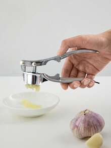 防锈手动压蒜器，具有压碎核桃和去除果核的功能，适合洗碗机清洗，餐厅级厨房工具和烹饪必需品