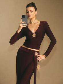 女士闪亮深V长袖露脐上衣，酒红色闪光上衣，饰有金色花朵胸针，适合派对和节日夜晚穿着，派对外出上衣，节日夜晚外出优雅的3D花朵装饰深V领T恤，秋季圣诞新年派对上衣，闪亮红色上衣 - 酒紅色 - 查看 5