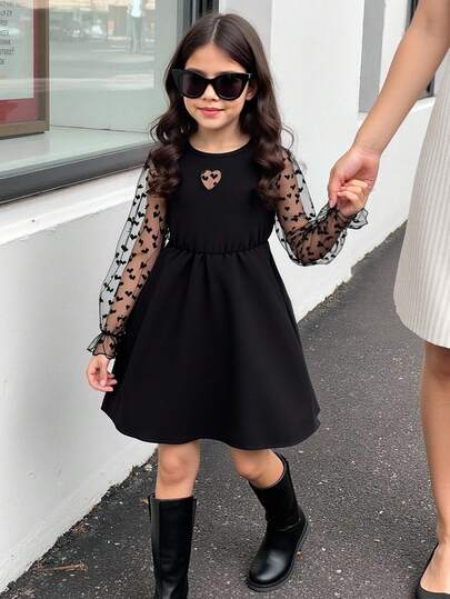 Vestido negro de manga larga para niña con malla con forma de corazón
