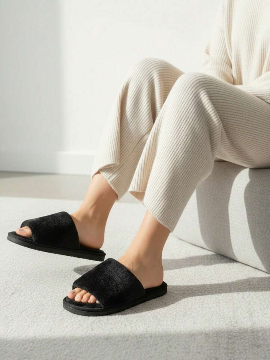 Sandalia cómoda tipo pantufla para mujer, disponible en diferentes colores; diseño moderno y acolchado ideal para uso en casa o interiores, perfecta para descansar, trabajar desde casa, relajarse después de la jornada, recibir visitas y crear looks casuales y confortables. Combina con pijamas, ropa ligera o atuendos relajados, ofreciendo suavidad, soporte y practicidad en cualquier momento del día. - Negro - Ver 1
