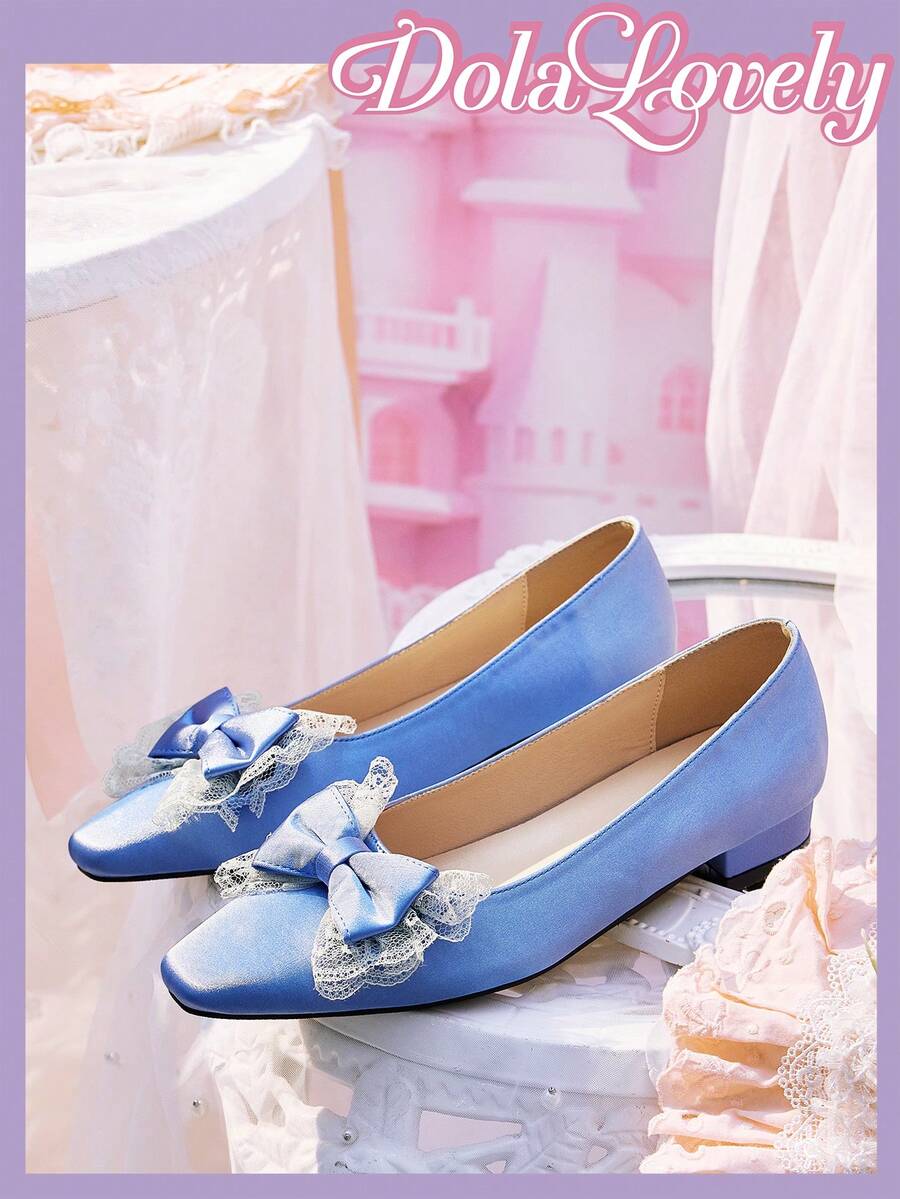 Dola Lovely 女士蓝色缎面方头优雅蕾丝蝴蝶结洛丽塔风格平底一脚蹬鞋，适合约会和派对 - 藍色 - 查看 1