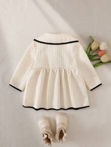 Robe de fille tout-petit à col contrasté, nœud papillon et texture de tissu mignonne. Convient pour le printemps, l'automne, l'hiver, l'intérieur, l'extérieur, la rentrée scolaire, les fêtes et le port quotidien - Multicolore - Voir 2