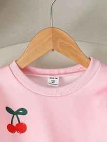 Genkimix Kids 这款可爱樱桃图案针织卫衣套装，适合春、秋、冬三季以及开学季穿着。套装包含一件浅粉色樱桃印花卫衣，罗纹袖口、领口和下摆，搭配蓝色牛仔裤。日常穿着、上学、外出游玩、参加派对都非常合适。 - 彩色 - 查看 7