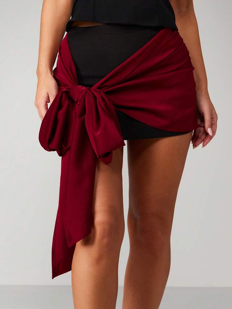MISSGUIDED Minigonna di raso natalizia con dettaglio a fiocco, stile avvolgente, burgundy, per feste, club, serate