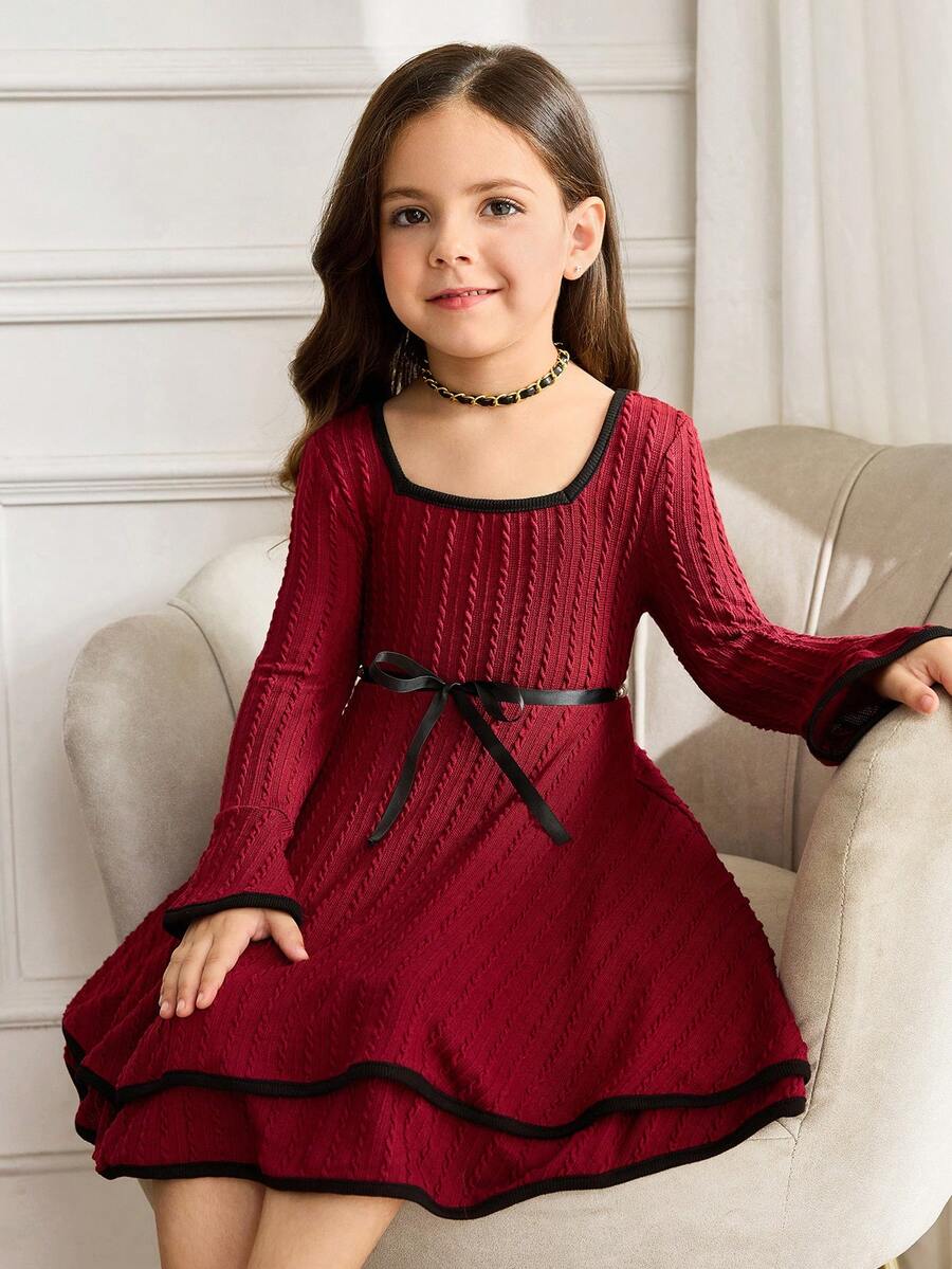 Elegantes Kleine Mädchenkleid mit enger Passform, quadratischem Kragen, strukturierter Strickoptik, Kontrastträger, Rüschensaum und weiten Ärmeln, Weinrot, geeignet für Weihnachten, Neujahr, Lässig-Wear, Prinzessinnenstil