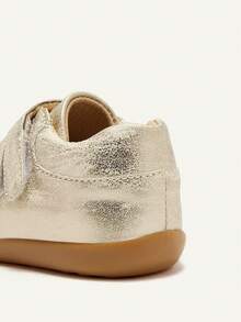 Cozy Pixies 一双四季皆宜的女童金色软底学步鞋，可爱、灵活、功能齐全，适合宝宝穿着，婴儿运动鞋 - 金色 - 查看 6