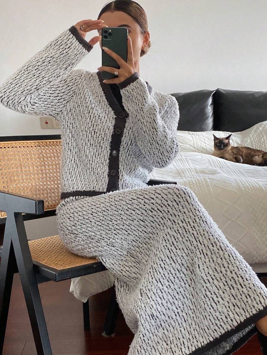 DAZY Conjunto de 2 piezas casual y elegante para mujer, compuesto por un cárdigan de manga larga de cuello en V holgado con contraste de blanco y negro, y una falda larga recta gruesa para otoño/invierno