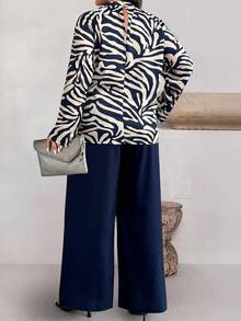 Weeklong طقم ملابس علوية مطبوعة مع ربطة أمامية وبنطال أحادي اللون مقاسات كبيرة للنساء - متعدد الألوان - مشاهدة 2