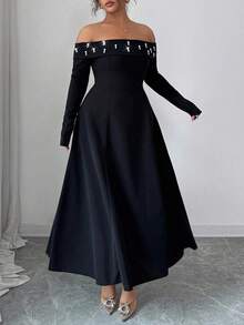Modelyn Vestido elegante de manga larga con hombros descubiertos, cintura con cuentas y silueta evasé para tallas grandes - Negro - Ver 3