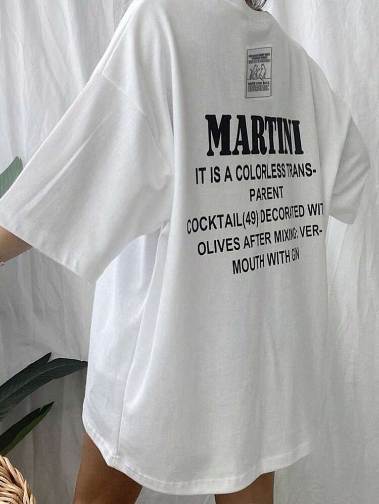 Women's Summer Loose Fit Casual T-Shirt With Slogan Print, Drop Shoulder And Round Neckline, IT IS A COLORLESS TRANSPARENT COCKTAIL DECORATED WITH OLIVES AFTER MIXING VERMOUTH WITH GIN Oversized T-Shirt,Graphic Tees