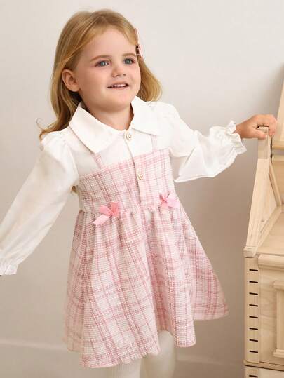 SHEIN 女婴领口泡泡袖二合一A字裙。经典A字廓形，适合各种体型的宝宝。独特的领口设计增添一丝正式感，巧妙的泡泡袖设计则甜美俏皮。二合一设计营造视觉深度。无论是外出还是休闲居家，这款连衣裙都能展现宝宝活泼可爱的天性。