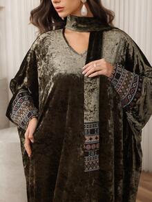 Al Najma 优雅宽松天鹅绒刺绣拼布袖长款束腰外衣 - 綠色 - 查看 6