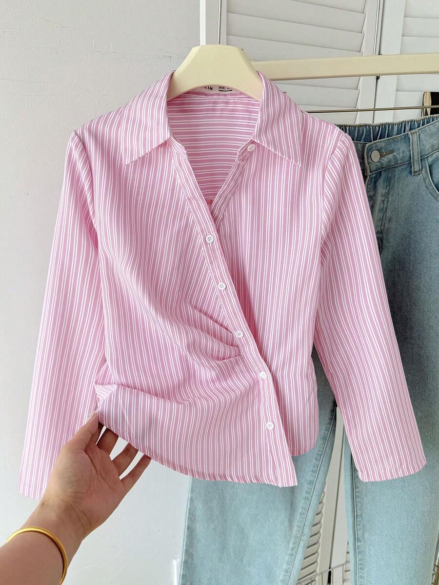 SHEIN 青少年女孩宽松休闲简约舒适日常休闲学院风优雅合身编织条纹领扣式不对称下摆褶饰衬衫,返校装 - 粉色 - 查看 1