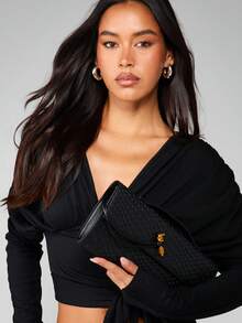 MISSGUIDED Vävd kuvertväska med textur, gyllene detaljer och klaff för kvällstillfällen - Svart - Visa 1