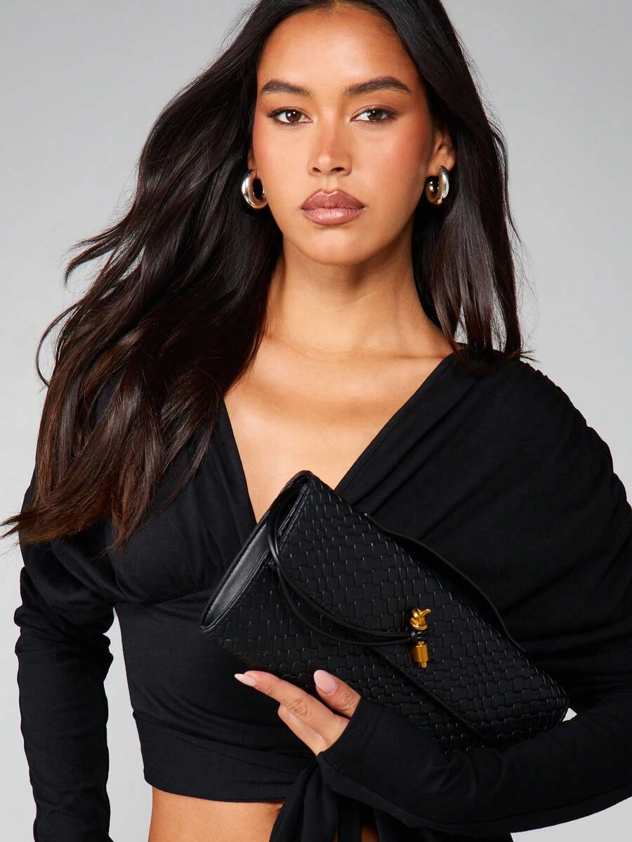 MISSGUIDED Vävd kuvertväska med textur, gyllene detaljer och klaff för kvällstillfällen - Svart - Visa 1