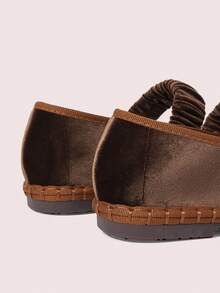 CUCCOO DOLLMOD Zapatos planos de mujer de estilo Mary Jane con pliegues de terciopelo elástico, elegantes y cómodos, de color marrón - Marrón Mocha - Ver 8