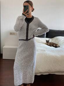 DAZY Conjunto de 2 piezas casual y elegante para mujer, compuesto por un cárdigan de manga larga de cuello en V holgado con contraste de blanco y negro, y una falda larga recta gruesa para otoño/invierno