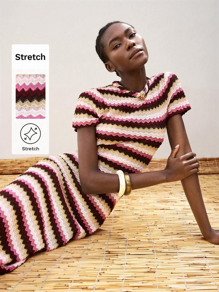 SHEIN Maija Damen Mehrfarbiges Welliges Gestreiftes Sommerkleid, Schickes Urlaubs Romantisches Lässiges Figurbetontes Pullover Rundhals Kurzarm Geometrisches Welliges Jacquard Gestricktes Strand Boho Stil Isabela Island Resort Tragen, Sommer Dopamin Urlaubs Outfit, Landmusik Festival Western Stil, Elegantes Grundlegendes Vielseitiges Abschluss/Urlaubs Kleid