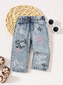 SHEIN Playful Pals Baby Mädchen Herz Schleife Slogan Graffiti Muster hellblaue verwaschen weite Jeans, bequemer elastischer Bund, essentiell für Frühling, Sommer, Herbst & Winter, modisch & vielseitig für Baby, Kleinkind kleines Mädchen, geeignet für Halloween, Musikfestival, Tag der Toten, Weihnachten, Thanksgiving