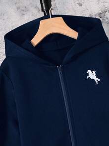 SHEIN 1件装青少年男童休闲运动学院风复古连帽外套，适合返校、生日派对、晚宴、演出、婚礼、洗礼、开幕式等场合，日常穿着也十分合适，适合上学、旅行、运动，尤其适合秋冬季节。这款连帽衫采用海军蓝面料，拉链设计，适合冬季穿着。 - 藏蓝色 - 查看 7