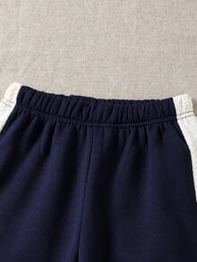 SHEIN Explorewe 青少年男童卫衣套装。这款男童卫衣和裤子两件套兼具舒适性和个性化。卫衣外套采用优质几何纹理绒毛面料制成，柔软舒适，适合秋冬季穿着。独特的撞色设计增添时尚趣味，让每个小男孩都能自信地展现自己的风格。配套的裤子同样注重舒适性和实用性，宽松的版型让孩子们活动自如，无论是户外探险、运动玩耍还是日常休闲穿着。 - 彩色 - 查看 7
