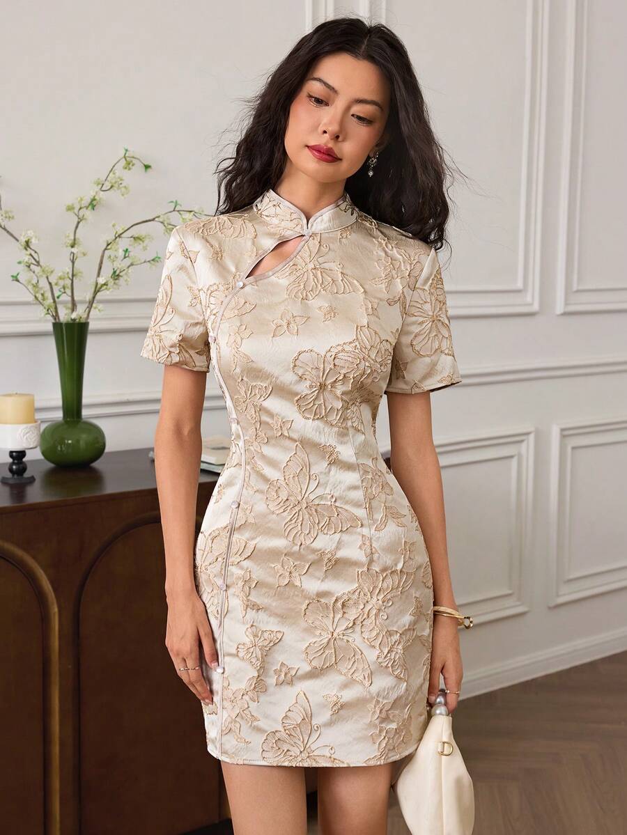 EastFlair 女式花卉提花旗袍式迷你连衣裙，优雅合身 - 杏色 - 查看 1