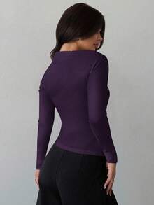 Firerie Camiseta blanca de manga larga asimétrica con hombros, decoración metálica y fruncido, de corte ajustado, elegante y nueva, adecuada para otoño, temporada de vuelta al colegio, mujeres en otoño, todo blanco, aeropuerto, salir, otoño, otoño para mujeres - Morado - Ver 2