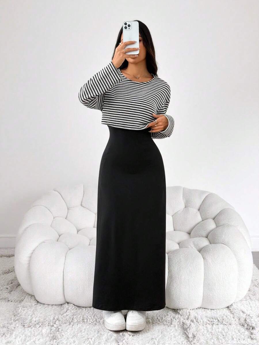 SHEIN PETITE Bộ 2 áo thun dài tay cổ tròn in họa tiết sọc dành cho nữ và váy không tay màu đen, size nhỏ - Đen và trắng - Xem 1