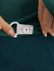 SHEIN Conjunto de 2 piezas de blusa de hombros caídos con parche de letras y pantalones acampanados para embarazadas y adolescentes - Verde Oscuro - Ver 8