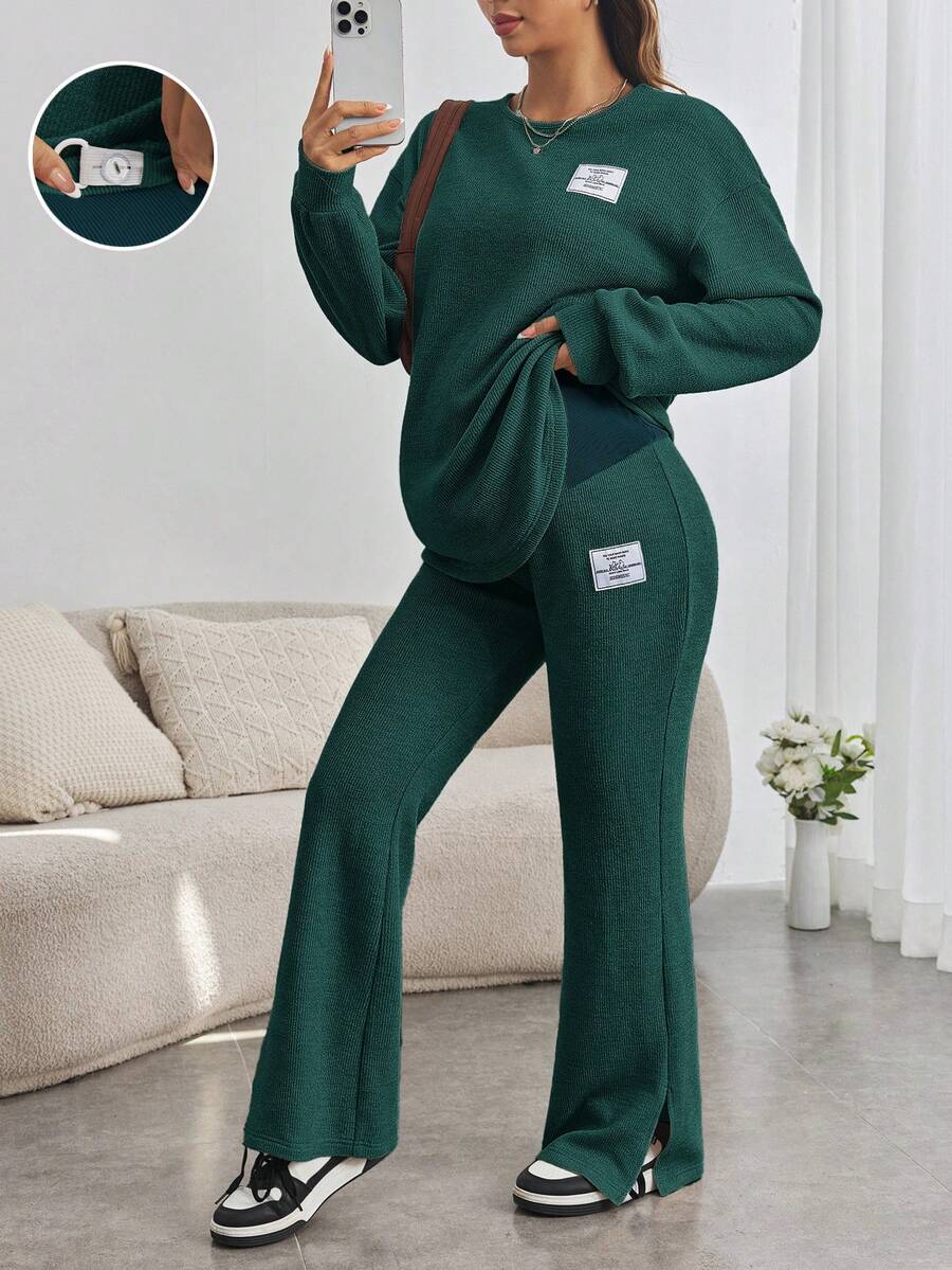 SHEIN Conjunto de 2 piezas de blusa de hombros caídos con parche de letras y pantalones acampanados para embarazadas y adolescentes - Verde Oscuro - Ver 1