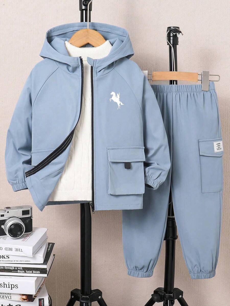 SHEIN 2 件套年轻男童休闲韩版舒适拉链连帽夹克带口袋和纯色抽绳裤套装,适合外出、上学、日常聚会、秋冬 - 藍色 - 查看 1