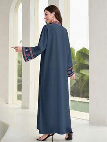 SHEIN Najma 女式雪花、雪人和圣诞树条纹印花 V 领流苏设计长袖优雅阿拉伯连衣裙，春秋 - 彩色 - 查看 2