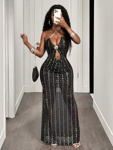 BamGleam Voici un nouveau style de collier sexy sans manches en chaîne métallique avec décorations de coquillages. Il présente un design avec des coupes profondes et des plis plissés. La robe est faite d'un tissu de filet pailleté. Elle convient aux fêtes, bars, célébrations du Nouvel An et comme robe de soirée pour hôtesse. - Noir - Voir 4