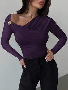 Firerie Camiseta blanca de manga larga asimétrica con hombros, decoración metálica y fruncido, de corte ajustado, elegante y nueva, adecuada para otoño, temporada de vuelta al colegio, mujeres en otoño, todo blanco, aeropuerto, salir, otoño, otoño para mujeres - Morado - Ver 3