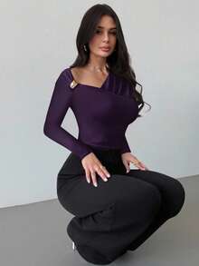 Firerie Camiseta blanca de manga larga asimétrica con hombros, decoración metálica y fruncido, de corte ajustado, elegante y nueva, adecuada para otoño, temporada de vuelta al colegio, mujeres en otoño, todo blanco, aeropuerto, salir, otoño, otoño para mujeres - Morado - Ver 8